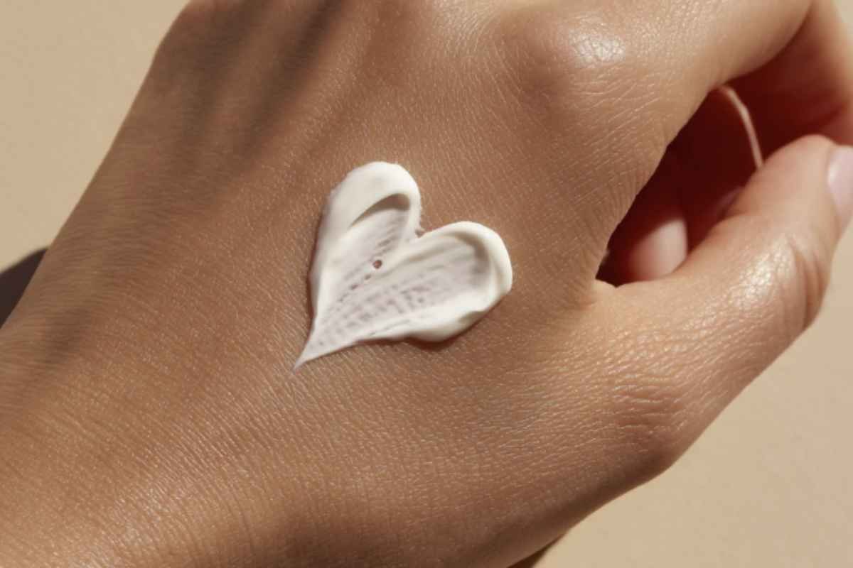 Per affrontare le macchie scure, uno dei problemi più comuni delle mani mature, la Nivea Luminous630 Crema Mani Anti-Macchie