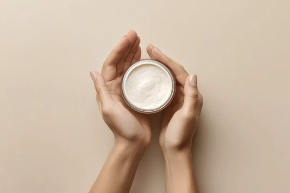 Per questo motivo, inserire nella routine di bellezza quotidiana una crema mani anti-età specifica rappresenta una strategia