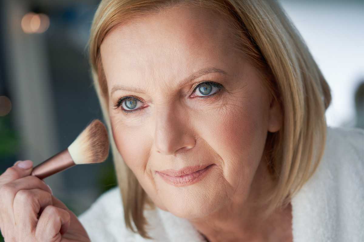 donna over pennello trucco