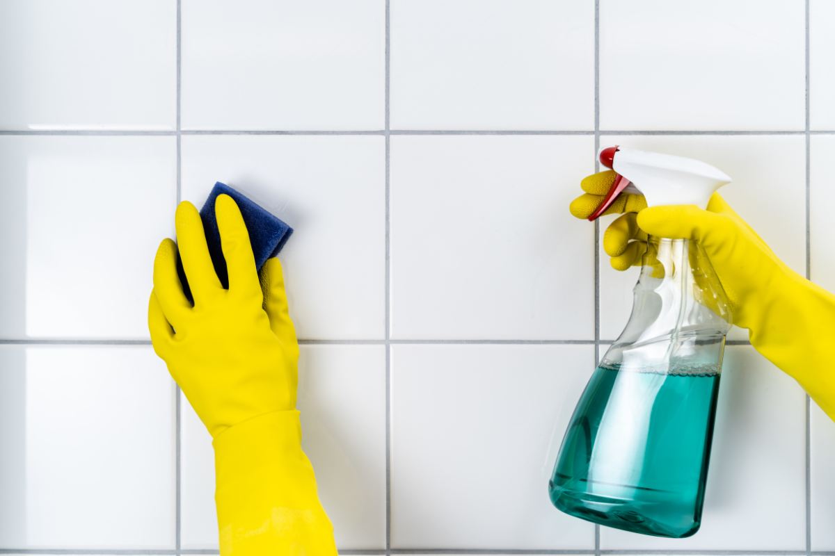 pulire fughe piastrelle