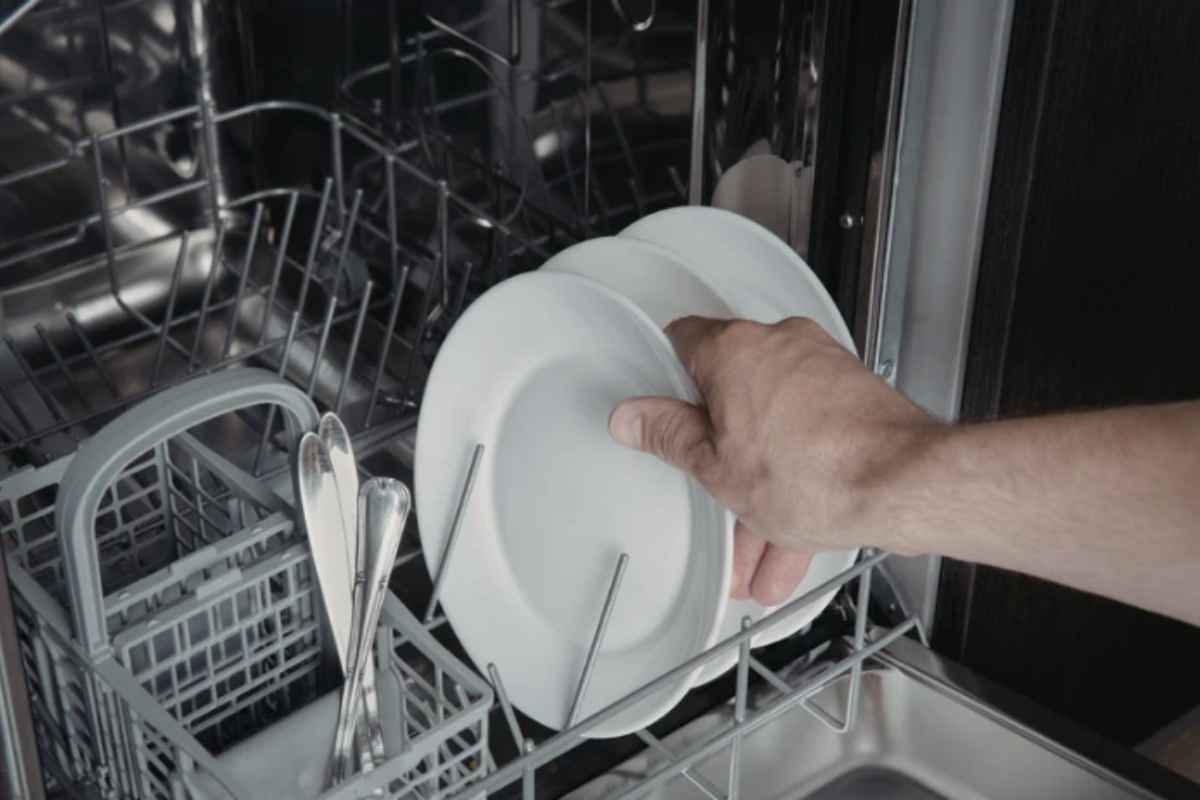 Nonostante la crescente attenzione verso soluzioni ecologiche e fai-da-te, è importante sapere che la lavastoviglie è un sistema chimico