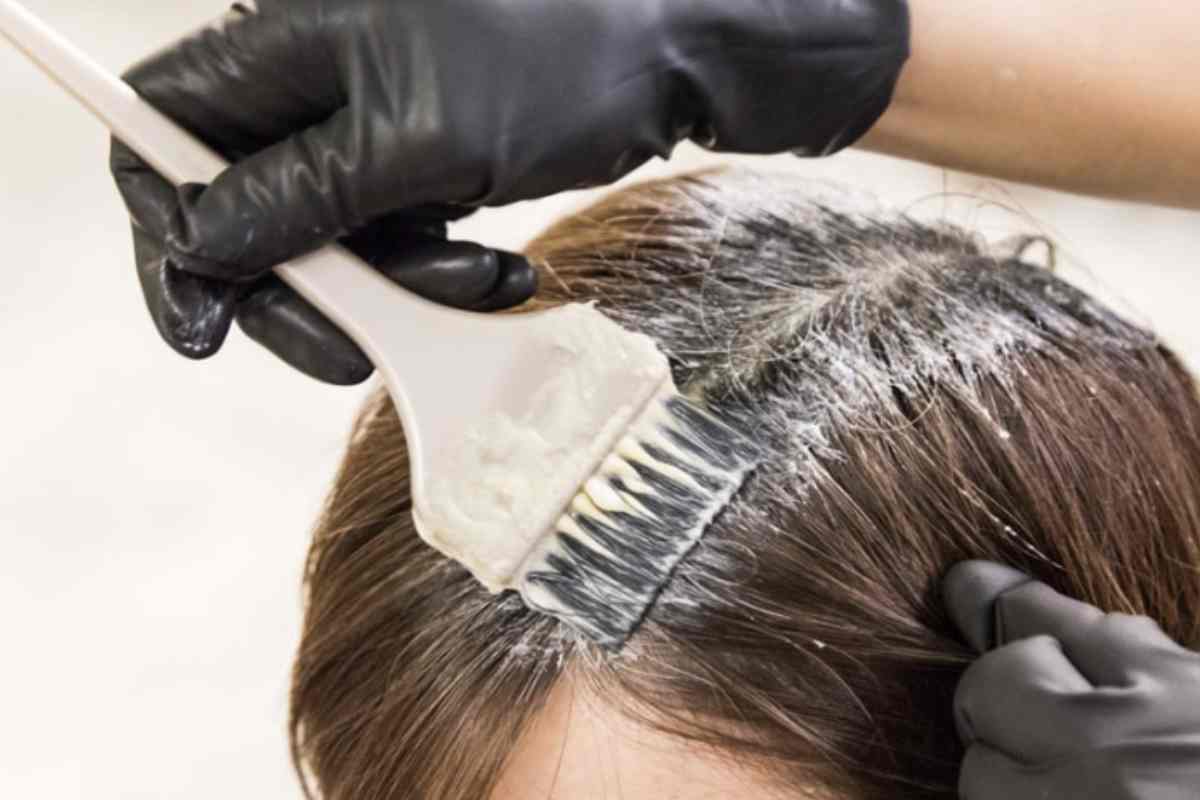 Un aspetto spesso sottovalutato è come la gestione quotidiana dei capelli influenzi la resa estetica complessiva della tinta.
