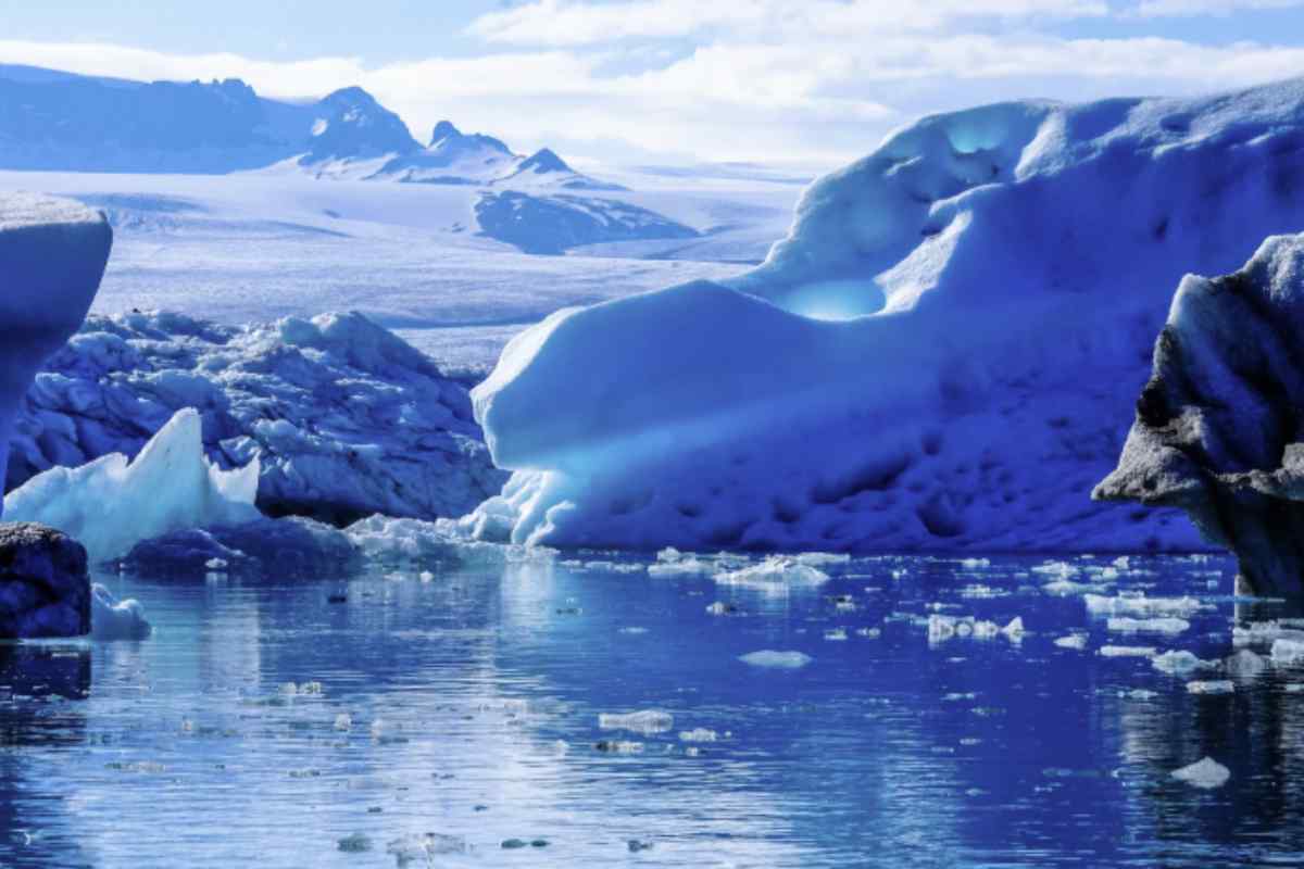 Mentre in molte città del Nord emisfero si continua a vivere con abbigliamento leggero e senza tracce di neve nei cortili, sopra l’Artide