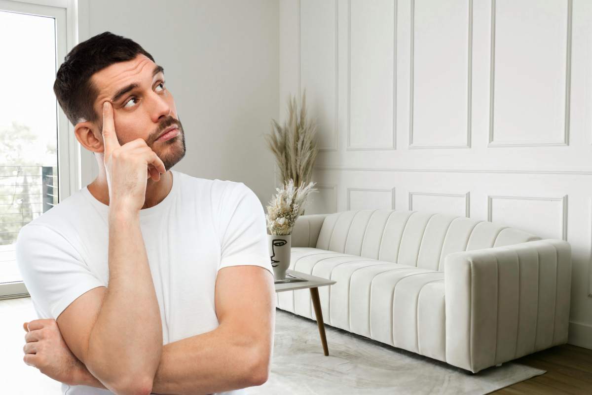 uomo pensa soggiorno divano