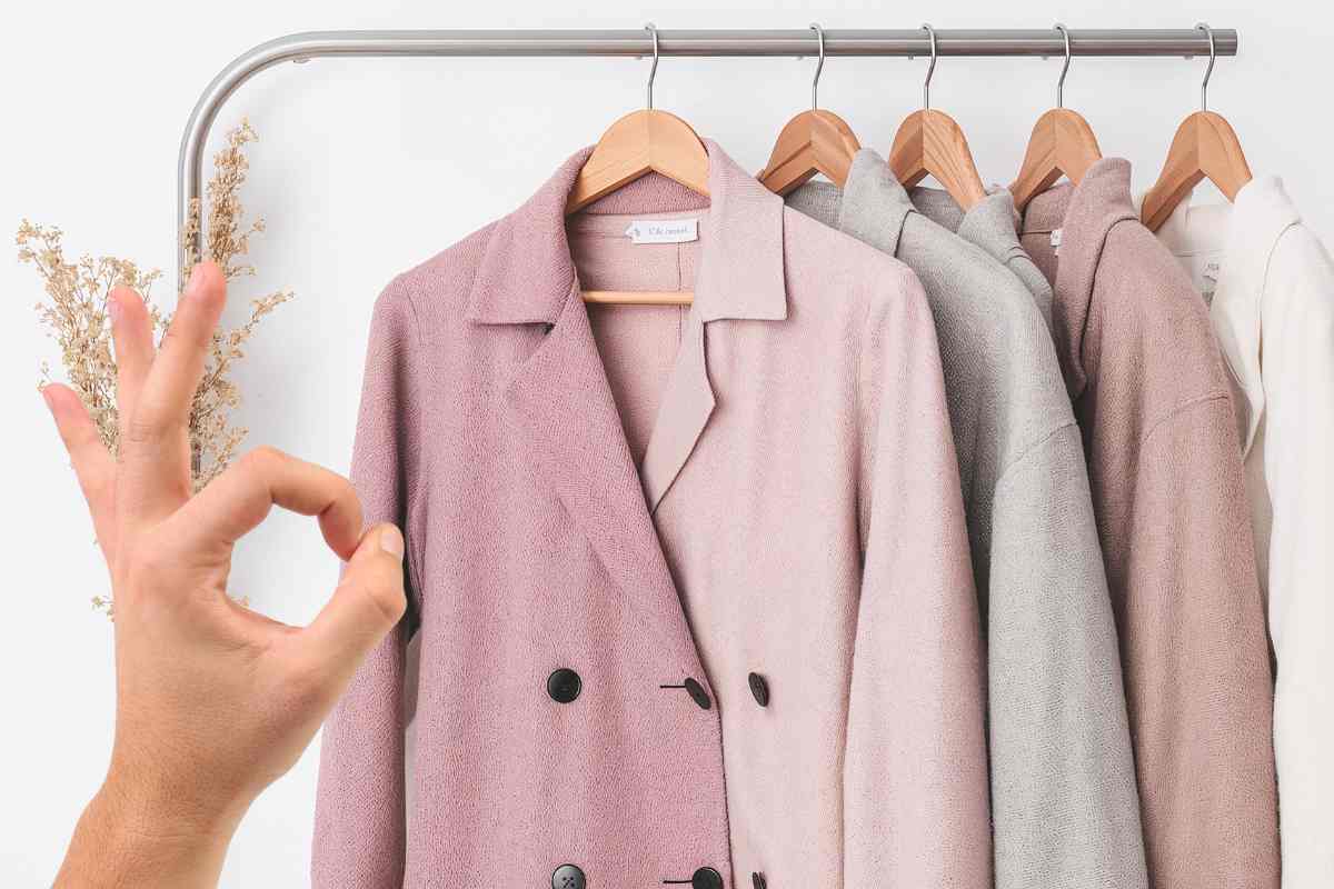 cappotti appesi gesto ok