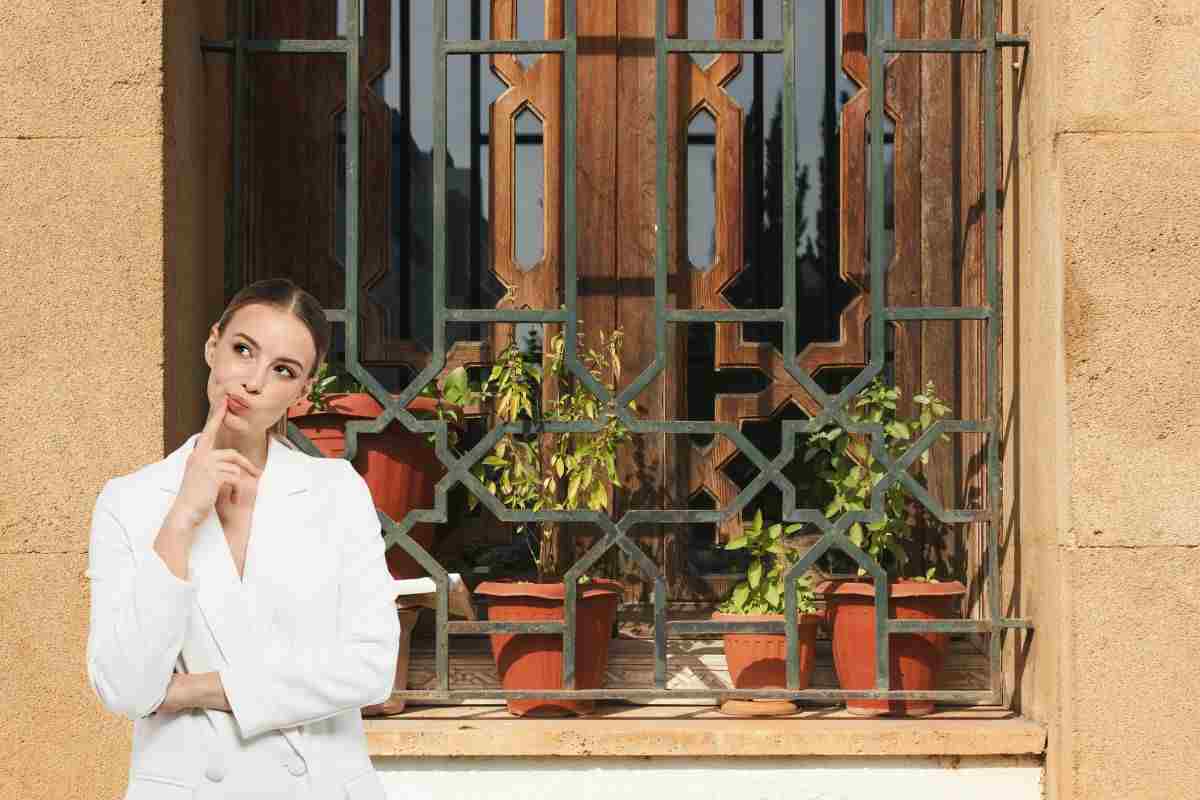 trucco per pulire grate e infissi