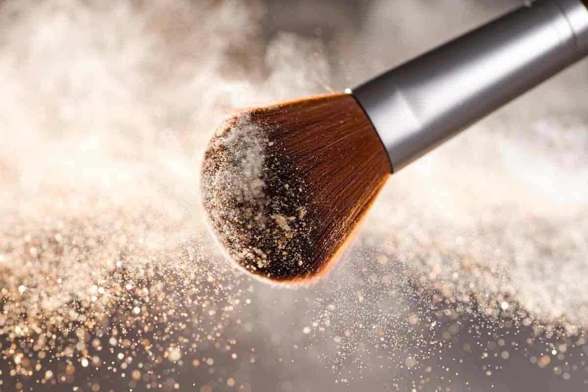 pennello make up oggetto sporco