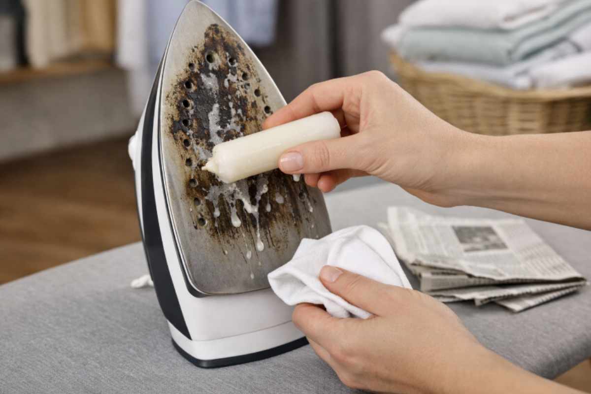 Il principio è piuttosto semplice. La cera delle candele, quando entra in contatto con una superficie leggermente tiepida,