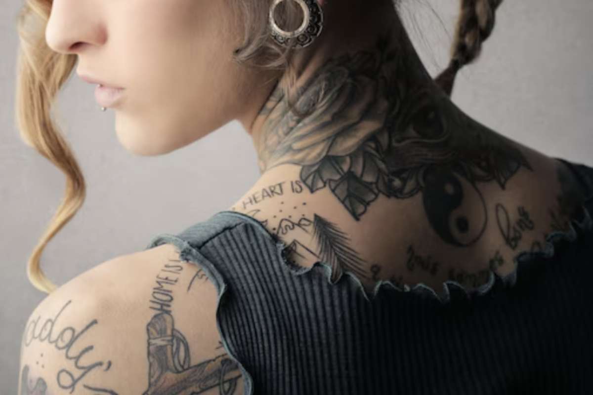 Quando si fa un tatuaggio, l’inchiostro non resta in superficie ma viene iniettato nel derma, uno strato più profondo della pelle.